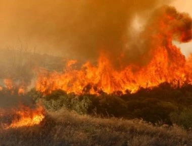Συγκλονιστικό βίντεο- Επιβάτες αυτοκινήτου περνούν μέσα από τις φλόγες